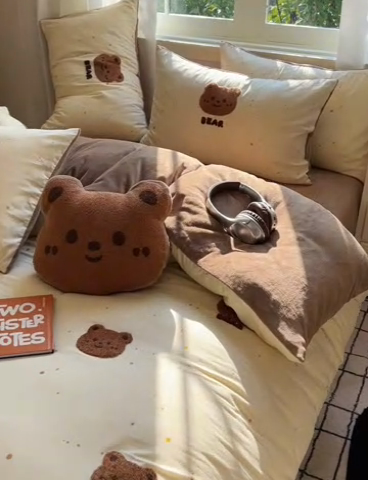 91家纺网 家纺一手货源 找家纺 2025新款牛奶绒+全棉毛巾绣四件套 乖乖熊