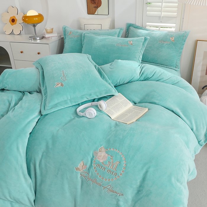 91家纺网 家纺一手货源 找家纺 畅畅家纺 2024新款宽边高克重冬季9斤加厚牛奶绒绣花四件套 水绿色