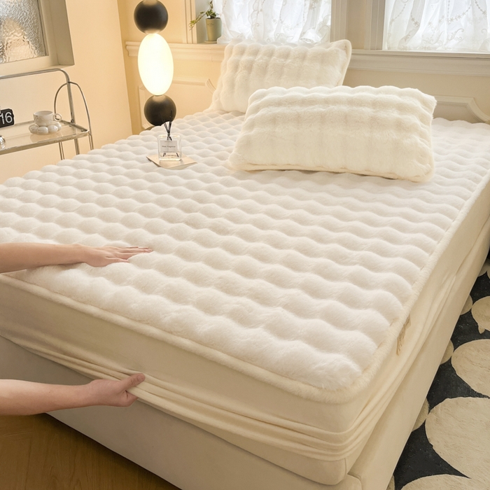 91家纺网 家纺一手货源 找家纺 鑫钰 2024秋冬新款高克重500克兔毛绒床笠 卡洛白