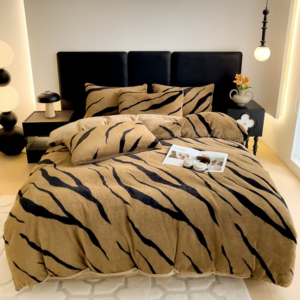 91家纺网 家纺一手货源 找家纺 米莱家纺 2024新款兔毛绒牛奶绒斑马四件套 赫本焦月色