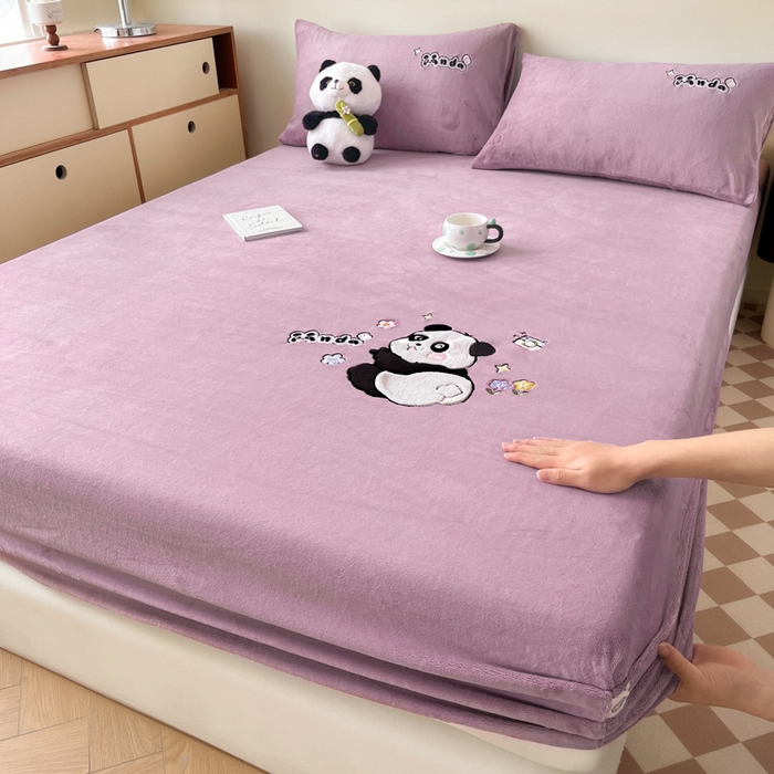 91家纺网 家纺一手货源 找家纺 鑫钰 2024新款刺绣卡通加厚牛奶绒床笠-花花熊猫 花花熊猫-紫色