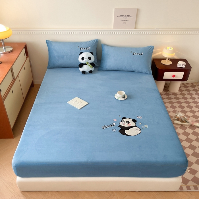 91家纺网 家纺一手货源 找家纺 鑫钰 2024新款刺绣卡通加厚牛奶绒床笠-花花熊猫 花花熊猫-湖蓝