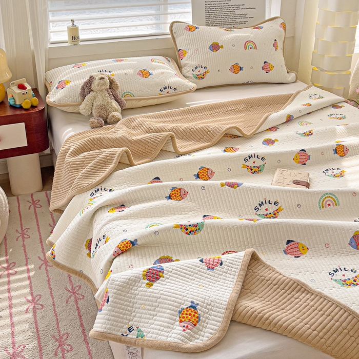 91家纺网 家纺一手货源 找家纺 2024新款水洗全棉牛奶绒床盖三件套 小锦鲤