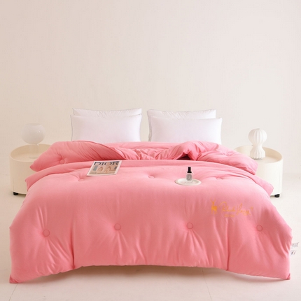 91家纺网 家纺一手货源 找家纺 蓝冰家纺 2024新款水晶绒羽丝棉刺绣冬被 高雅豆沙粉