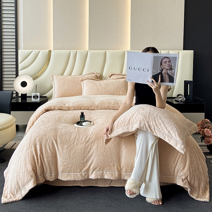 91家纺网 家纺一手货源 找家纺 （总）金喜 2025新款AB230克全消光牛奶绒雕花绒四件套--春屿系列