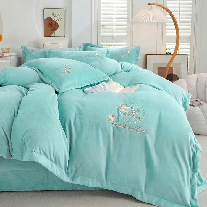 91家纺网 家纺一手货源 找家纺 畅畅家纺 2024新款宽边高克重冬季9斤加厚牛奶绒绣花四件套 水绿色