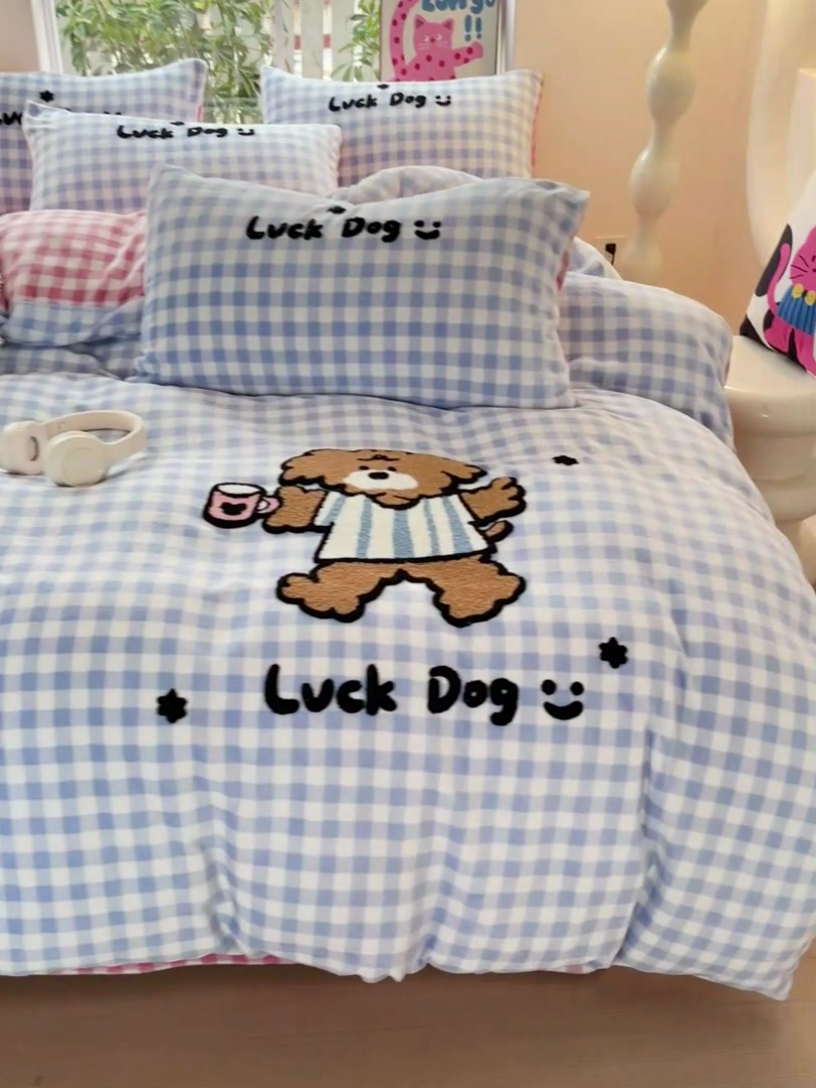 91家纺网 家纺一手货源 找家纺 眠帛家居 2024新款高克重牛奶绒毛巾绣加印大版卡通四件套系列二 旺仔