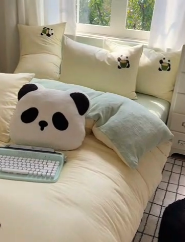 91家纺网 家纺一手货源 找家纺 2025新款牛奶绒+全棉毛巾绣四件套 背篓熊猫