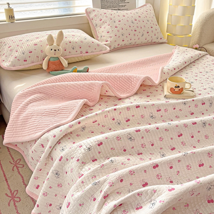 91家纺网 家纺一手货源 找家纺 2024新款水洗全棉牛奶绒床盖三件套 樱桃兔兔