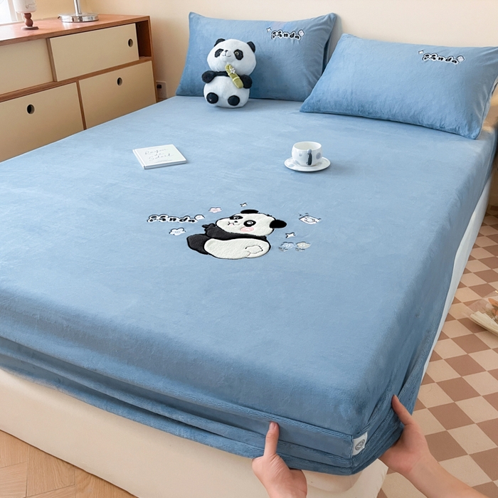 91家纺网 家纺一手货源 找家纺 鑫钰 2024新款刺绣卡通加厚牛奶绒床笠-花花熊猫 花花熊猫-湖蓝