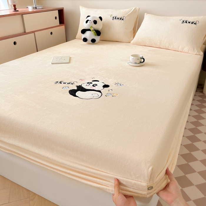 91家纺网 家纺一手货源 找家纺 鑫钰 2024新款刺绣卡通加厚牛奶绒床笠-花花熊猫 花花熊猫-米白