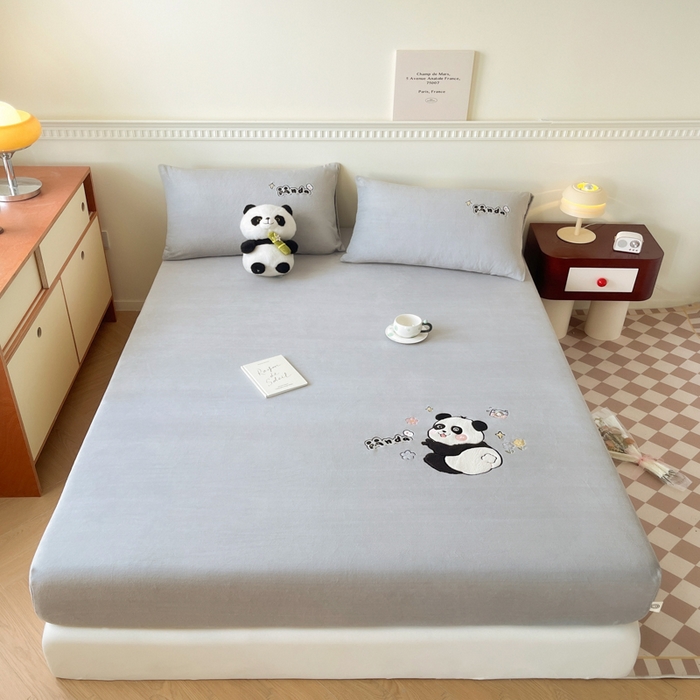 91家纺网 家纺一手货源 找家纺 鑫钰 2024新款刺绣卡通加厚牛奶绒床笠-花花熊猫 花花熊猫-浅灰