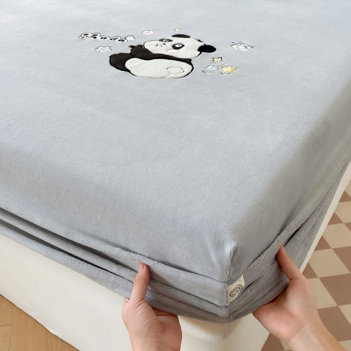91家纺网 家纺一手货源 找家纺 鑫钰 2024新款刺绣卡通加厚牛奶绒床笠-花花熊猫 花花熊猫-浅灰