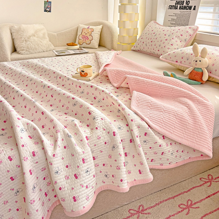 91家纺网 家纺一手货源 找家纺 2024新款水洗全棉牛奶绒床盖三件套 樱桃兔兔