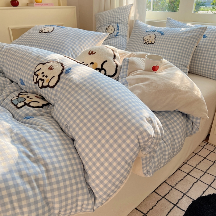 91家纺网 家纺一手货源 找家纺 2025新款牛奶绒+全棉毛巾绣四件套 小比熊