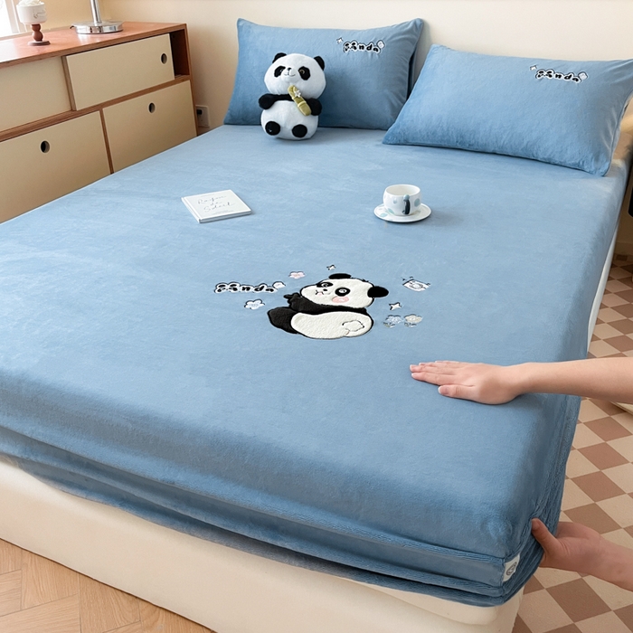 91家纺网 家纺一手货源 找家纺 鑫钰 2024新款刺绣卡通加厚牛奶绒床笠-花花熊猫 花花熊猫-湖蓝