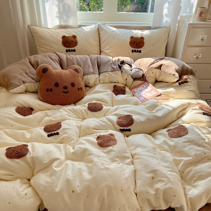 91家纺网 家纺一手货源 找家纺 2025新款牛奶绒+全棉毛巾绣四件套 乖乖熊