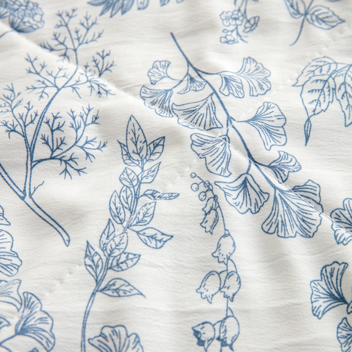 91家纺网 家纺一手货源 找家纺 梦莎被业 2025新款A类水洗棉麻夏凉被夏被四件套棉麻双层纱大豆夏被空调被直播热款-主图二 青花之恋