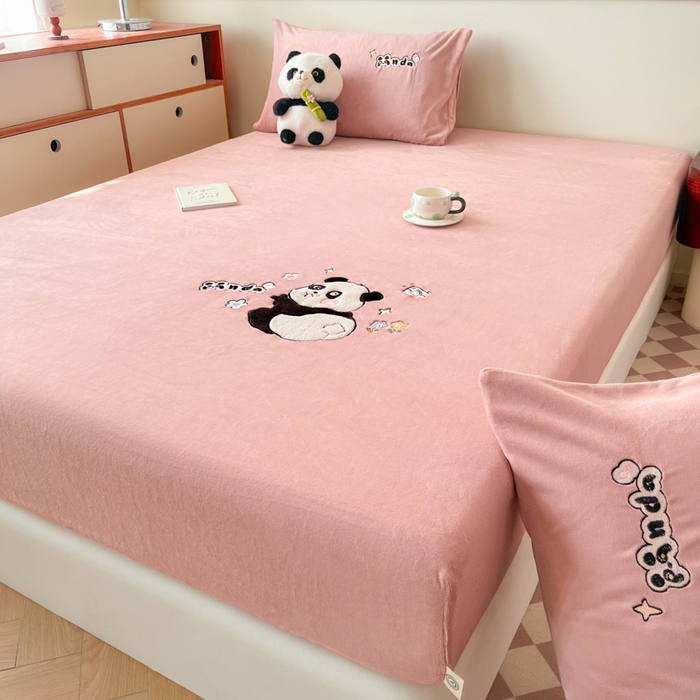 91家纺网 家纺一手货源 找家纺 鑫钰 2024新款刺绣卡通加厚牛奶绒床笠-花花熊猫 花花熊猫-绯粉