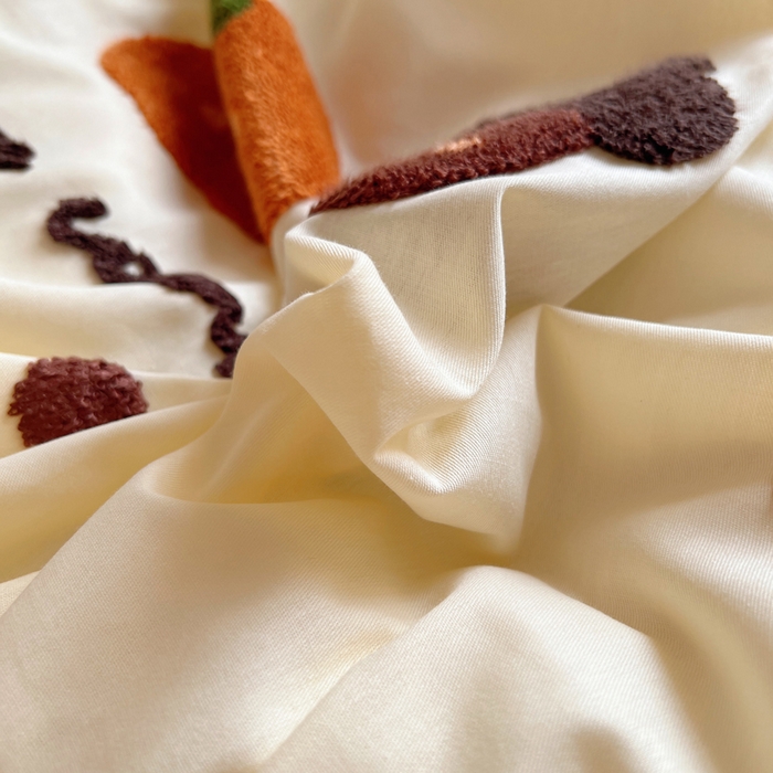 91家纺网 家纺一手货源 找家纺 2025新款牛奶绒+全棉毛巾绣四件套 蔬菜庄园