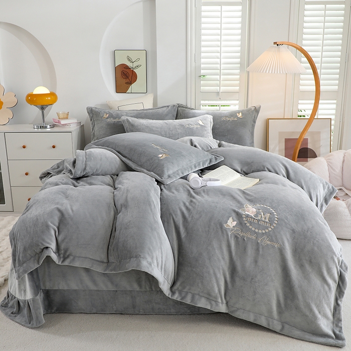 91家纺网 家纺一手货源 找家纺 畅畅家纺 2024新款宽边高克重冬季9斤加厚牛奶绒绣花四件套 灰色