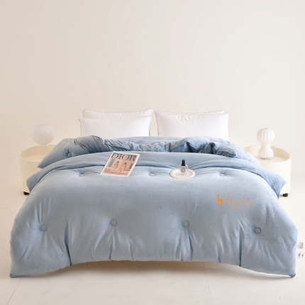 91家纺网 家纺一手货源 找家纺 蓝冰家纺 2024新款水晶绒羽丝棉刺绣冬被 高雅月光蓝