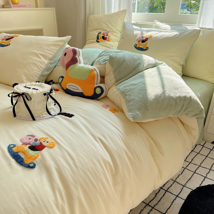 91家纺网 家纺一手货源 找家纺 2025新款牛奶绒+全棉毛巾绣四件套 摇摇马