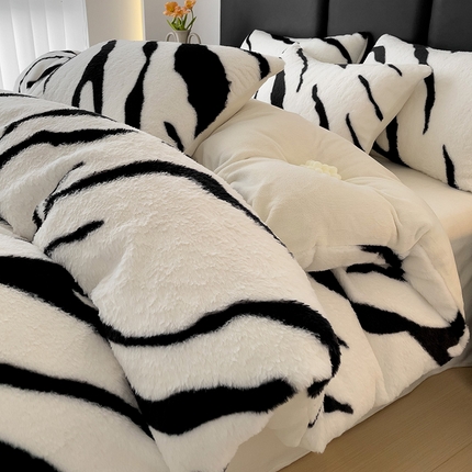 米莱家纺 2024新款兔毛绒牛奶绒斑马四件套 赫本月光白