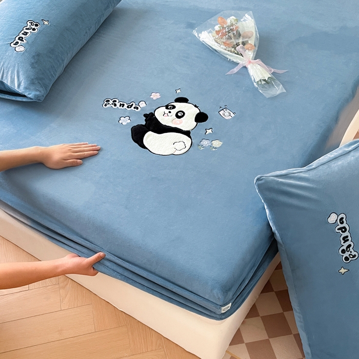 91家纺网 家纺一手货源 找家纺 鑫钰 2024新款刺绣卡通加厚牛奶绒床笠-花花熊猫 花花熊猫-湖蓝