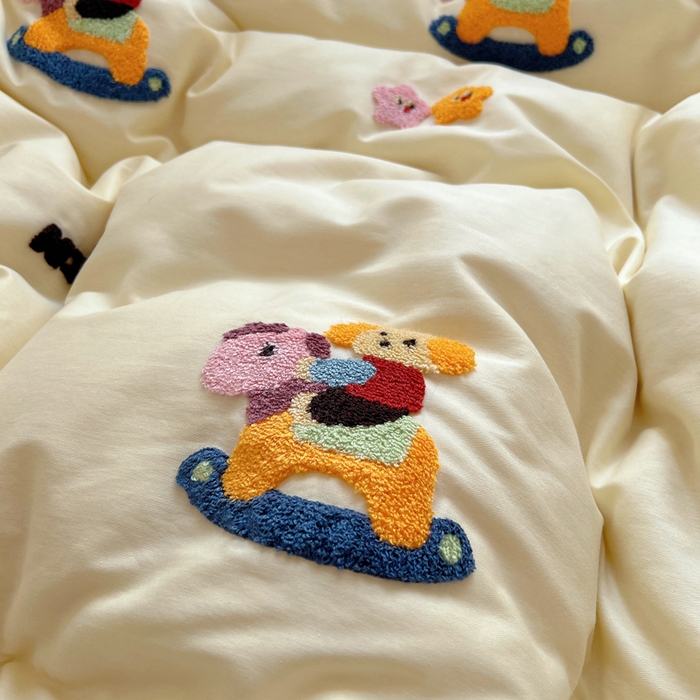 91家纺网 家纺一手货源 找家纺 2025新款牛奶绒+全棉毛巾绣四件套 摇摇马