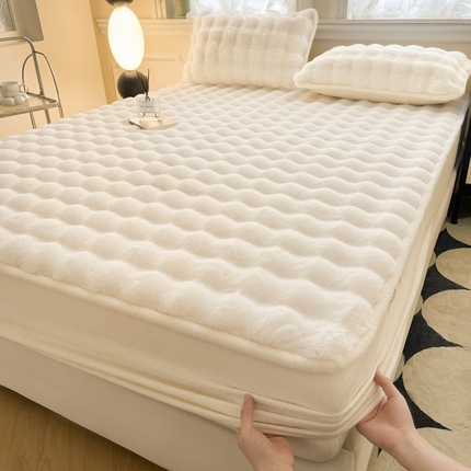 91家纺网 家纺一手货源 找家纺 鑫钰 2024秋冬新款高克重500克兔毛绒床笠 卡洛白