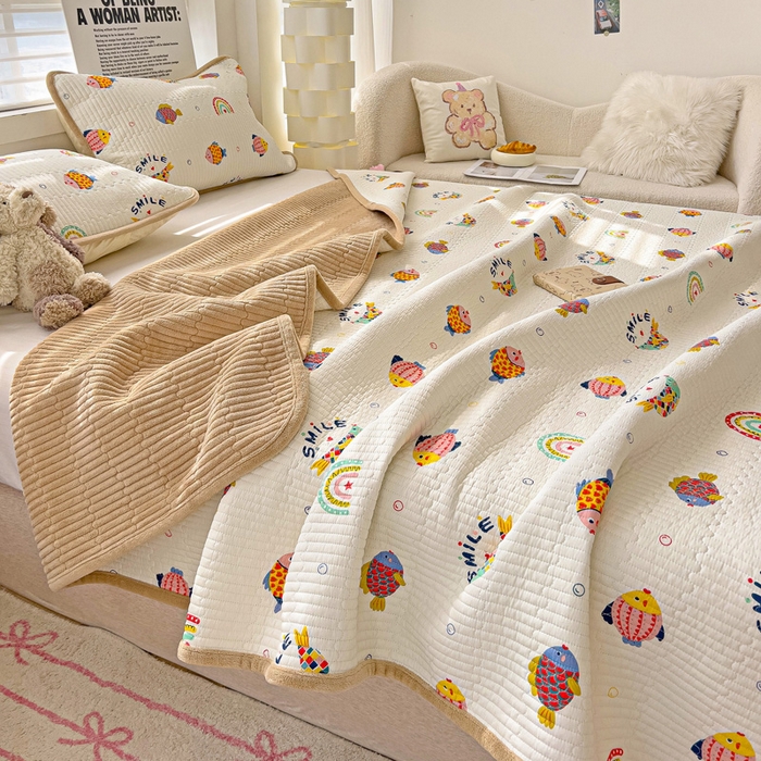 91家纺网 家纺一手货源 找家纺 2024新款水洗全棉牛奶绒床盖三件套 小锦鲤