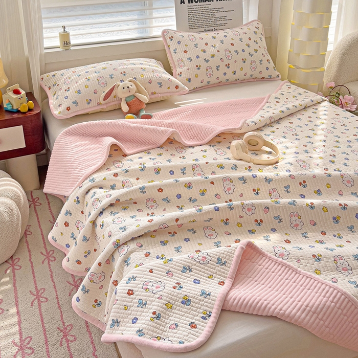 91家纺网 家纺一手货源 找家纺 2024新款水洗全棉牛奶绒床盖三件套 元气兔兔