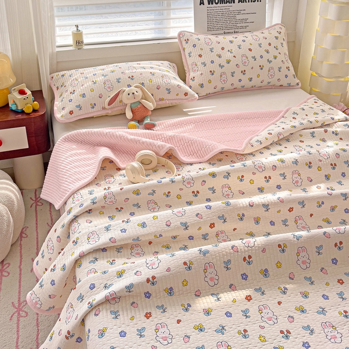 91家纺网 家纺一手货源 找家纺 2024新款水洗全棉牛奶绒床盖三件套 元气兔兔