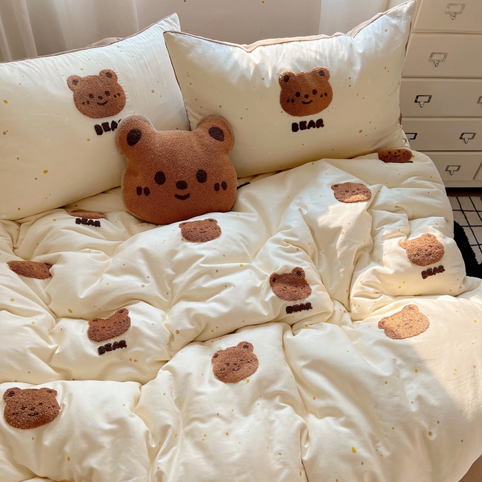 91家纺网 家纺一手货源 找家纺 2025新款牛奶绒+全棉毛巾绣四件套 乖乖熊