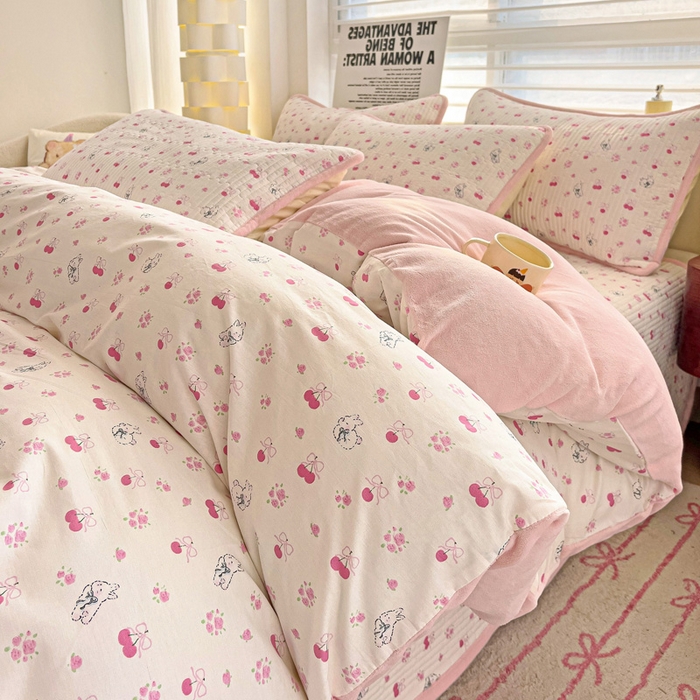 91家纺网 家纺一手货源 找家纺 2024新款水洗全棉牛奶绒床盖四件套 樱桃兔兔