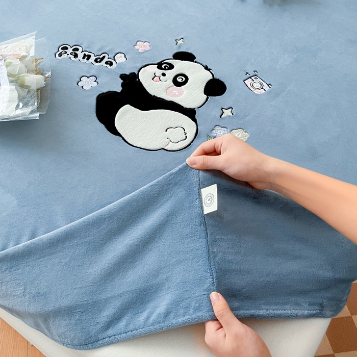 91家纺网 家纺一手货源 找家纺 鑫钰 2024新款刺绣卡通加厚牛奶绒床笠-花花熊猫 花花熊猫-湖蓝