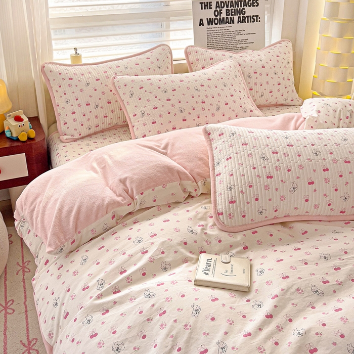 91家纺网 家纺一手货源 找家纺 2024新款水洗全棉牛奶绒床盖四件套 樱桃兔兔