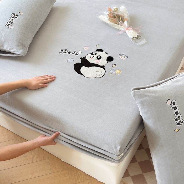 91家纺网 家纺一手货源 找家纺 鑫钰 2024新款刺绣卡通加厚牛奶绒床笠-花花熊猫 花花熊猫-浅灰