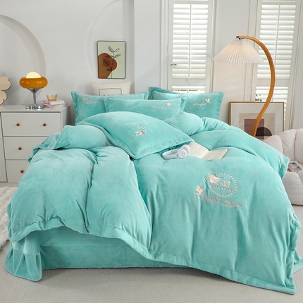 91家纺网 家纺一手货源 找家纺 畅畅家纺 2024新款宽边高克重冬季9斤加厚牛奶绒绣花四件套 水绿色