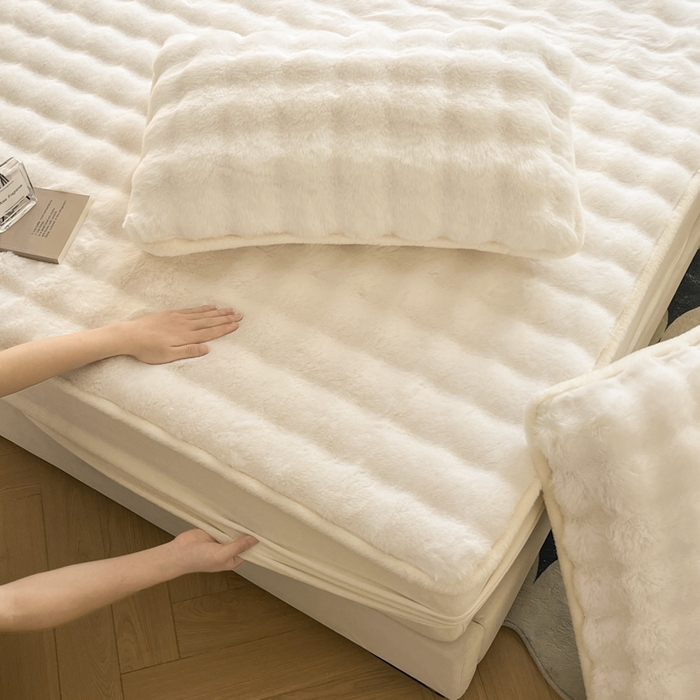 91家纺网 家纺一手货源 找家纺 鑫钰 2024秋冬新款高克重500克兔毛绒床笠 卡洛白