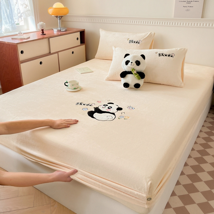 91家纺网 家纺一手货源 找家纺 鑫钰 2024新款刺绣卡通加厚牛奶绒床笠-花花熊猫 花花熊猫-米白
