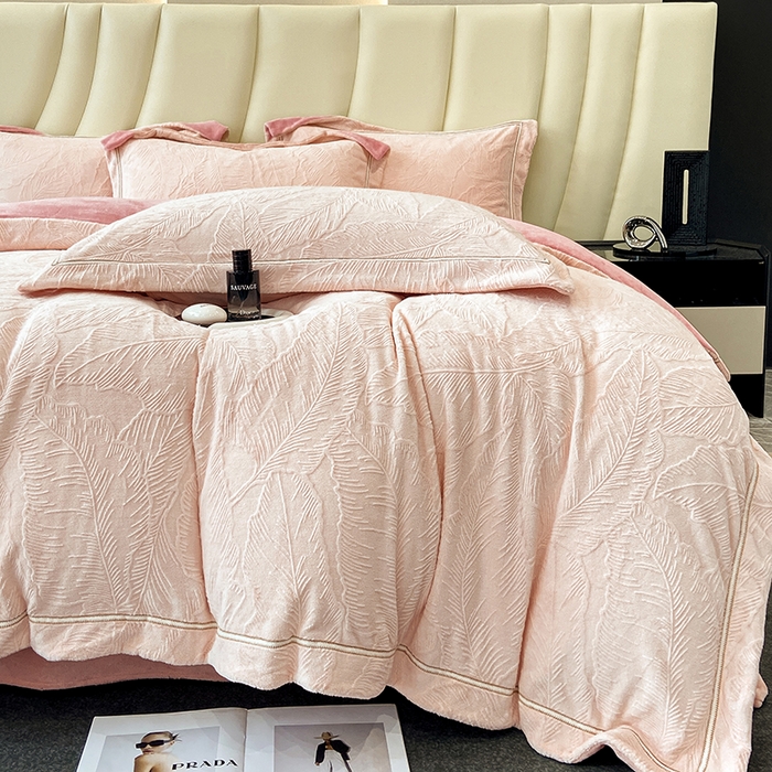 91家纺网 家纺一手货源 找家纺 金喜 2024新款AB230克全消光牛奶绒雕花绒四件套--春屿系列 玉脂粉