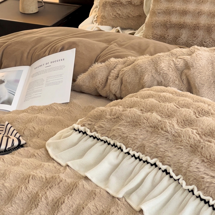 91家纺网 家纺一手货源 找家纺 米莱家纺 2024新款兔毛法式花边牛奶绒四件套 泡芙咖色