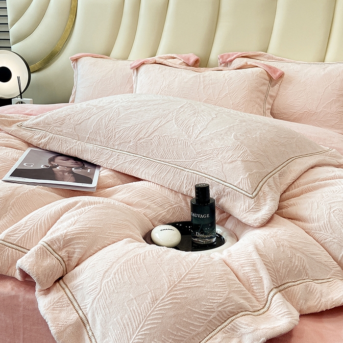 91家纺网 家纺一手货源 找家纺 金喜 2024新款AB230克全消光牛奶绒雕花绒四件套--春屿系列 玉脂粉