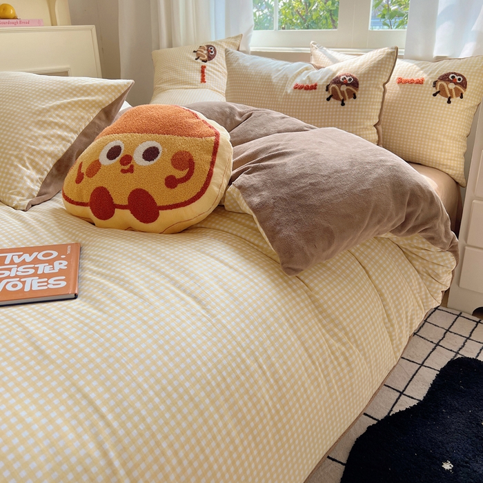 91家纺网 家纺一手货源 找家纺 2025新款牛奶绒+全棉毛巾绣四件套 甜甜圈