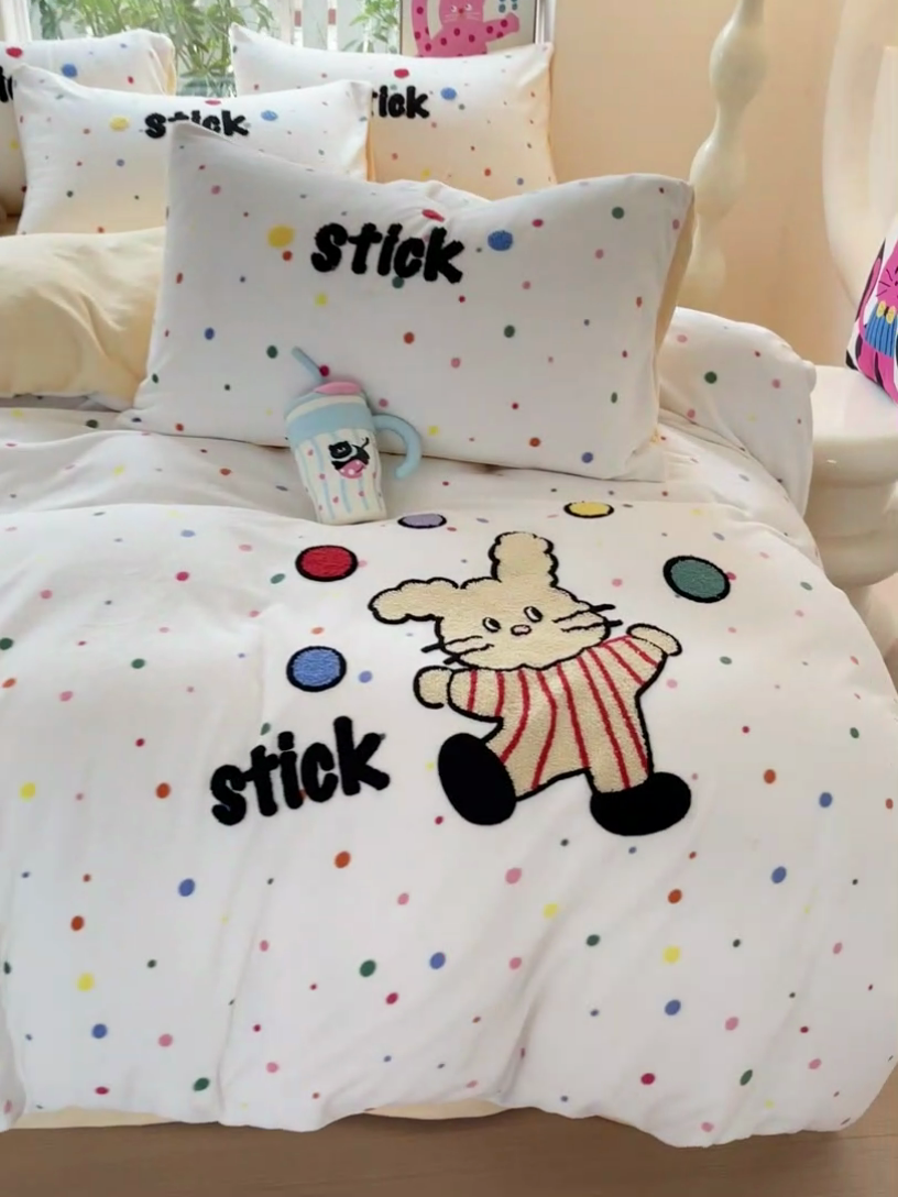 91家纺网 家纺一手货源 找家纺 眠帛家居 2024新款高克重牛奶绒毛巾绣加印大版卡通四件套系列二 点点兔