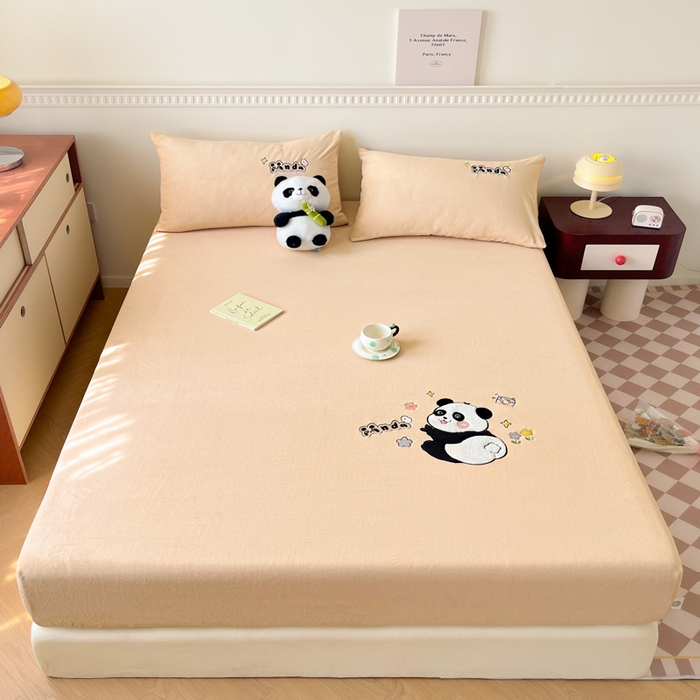 91家纺网 家纺一手货源 找家纺 鑫钰 2024新款刺绣卡通加厚牛奶绒床笠-花花熊猫 花花熊猫-卡其