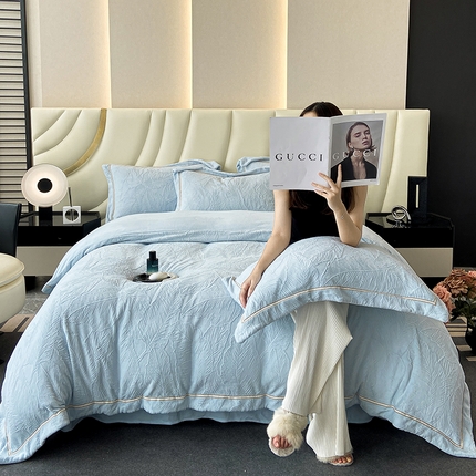 91家纺网 家纺一手货源 找家纺 （总）金喜 2025新款AB230克全消光牛奶绒雕花绒四件套--春屿系列