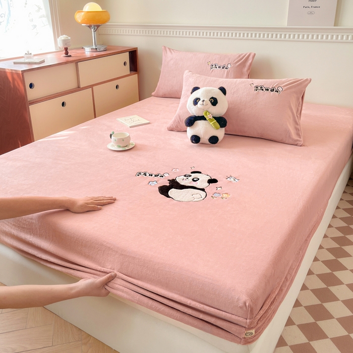 91家纺网 家纺一手货源 找家纺 鑫钰 2024新款刺绣卡通加厚牛奶绒床笠-花花熊猫 花花熊猫-绯粉